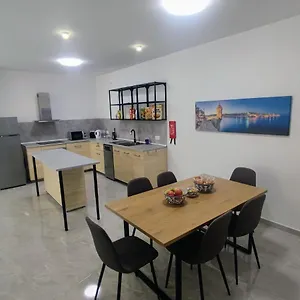  Appartement Deggies - Spacious, Modern Apartment!